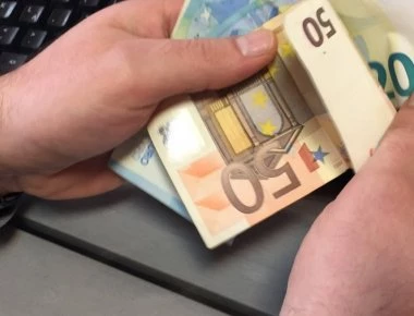 Διπλό «χαράτσι» για όσους αμείβονται με «μπλοκάκι»